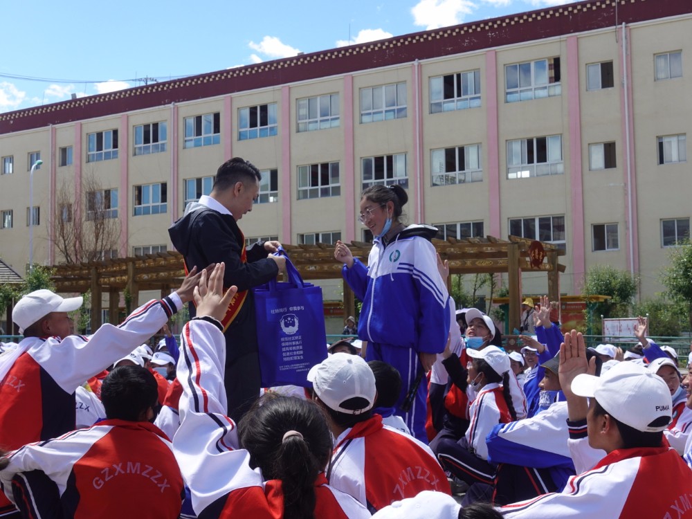 广元市律师公证援藏法律服务走进甘孜县民族中学